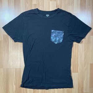 VANS Logo/Galaxy Pocket Logo Graphic Tee (Men’s Size S) • Black T-Shirt